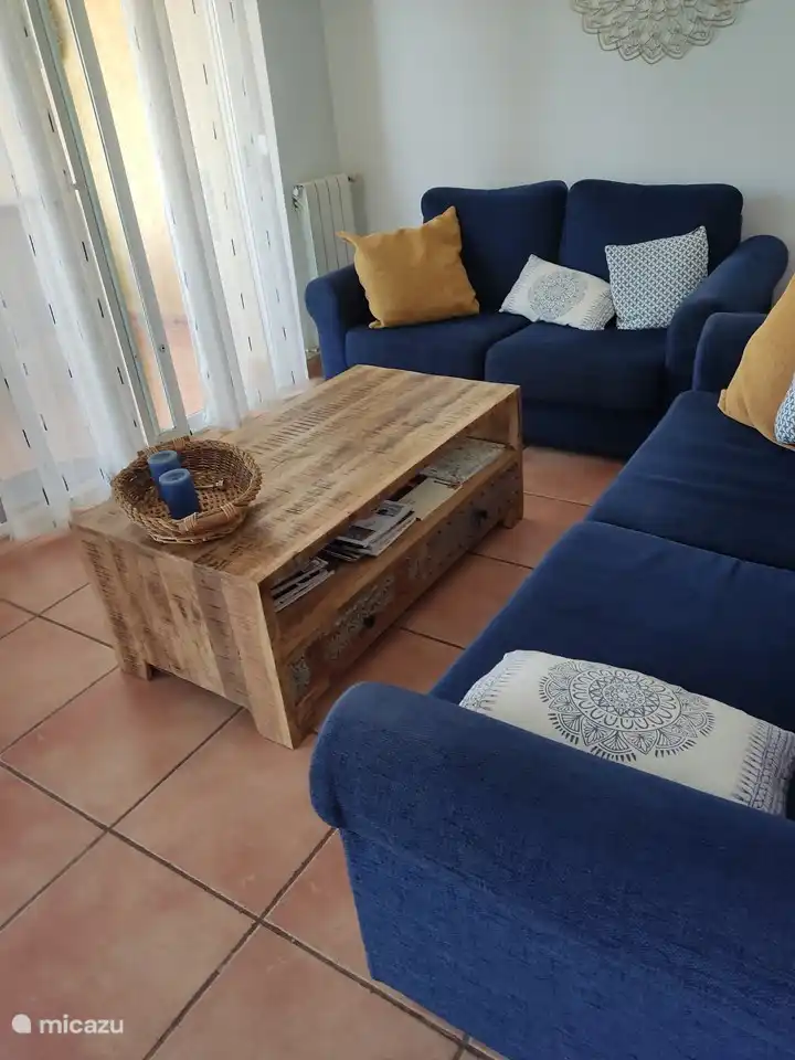 Lovely spacious sitting area with coffee table!