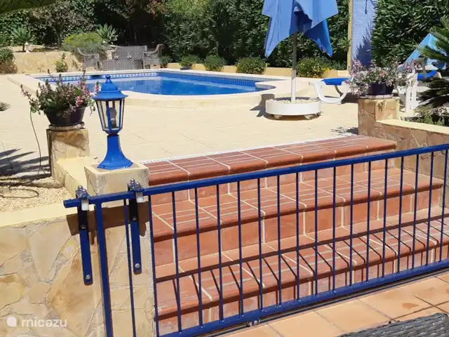 Casa Colina en España, Costa Blanca, La Nucía - casa vacacional Acceso adicional a prueba de niños a la piscina con puerta corredera en nuestro profundo jardín con mucha privacidad
