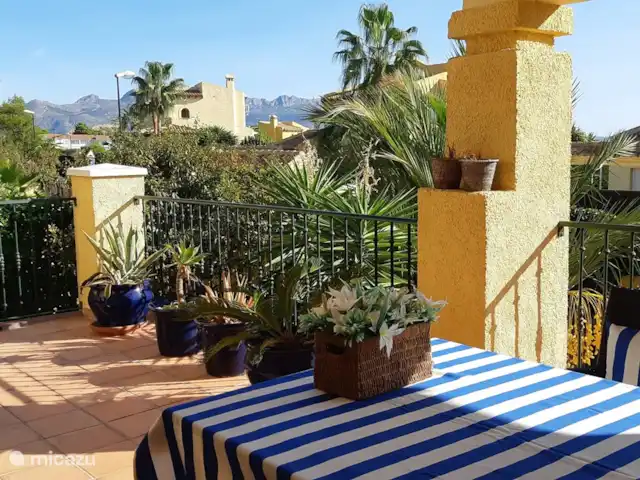 Casa Colina en España, Costa Blanca, La Nucía - casa vacacional Nuestra amplia terraza delantera con el sol de la mañana saliendo sobre el mar, ¡parcialmente cubierta!