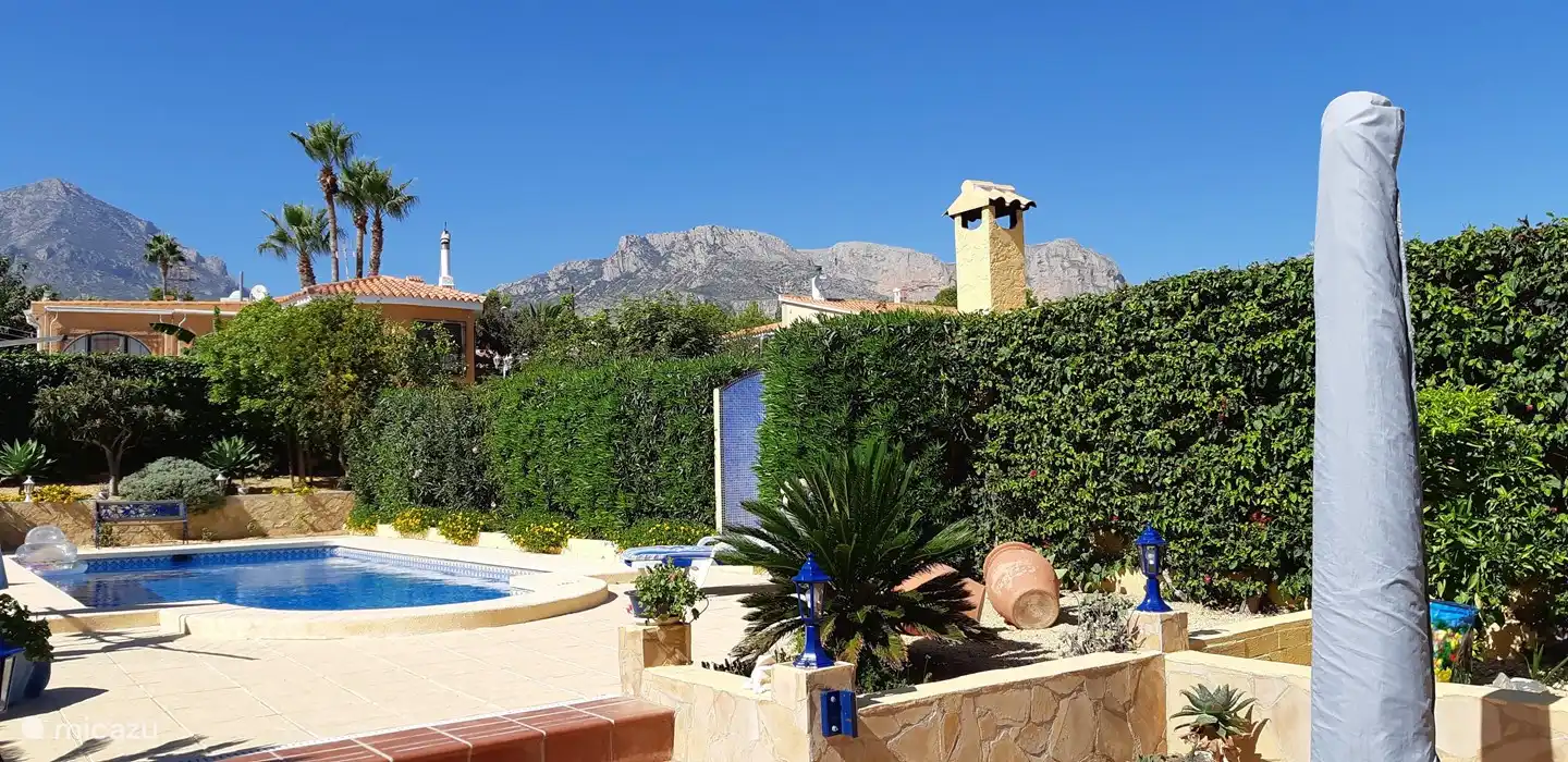 Around the pool, which is well maintained all year round, there are several terraces, 6 sunbeds and umbrellas! Relax among oleanders, bougainvilleas and fruit trees! And mountain view!!