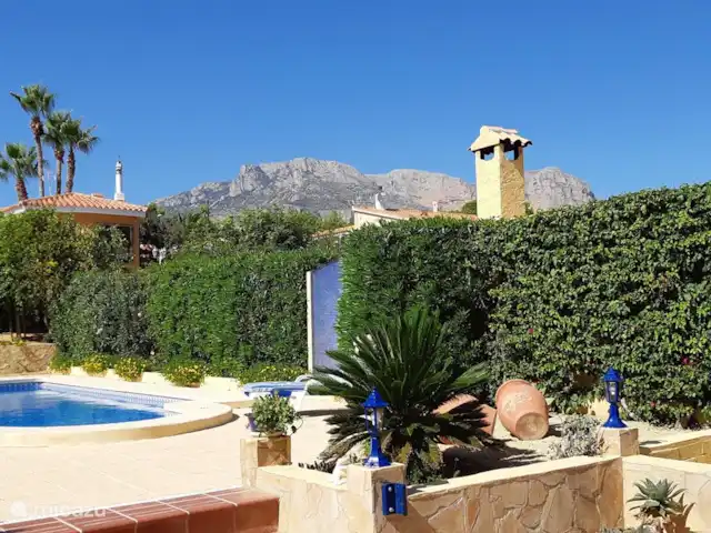 Casa Colina en España, Costa Blanca, La Nucía - casa vacacional Alrededor de la piscina, que está bien mantenida durante todo el año, hay varias terrazas, 6 tumbonas y sombrillas. ¡Relájate entre adelfas, buganvillas y árboles frutales! Y una vista de las montañas!!