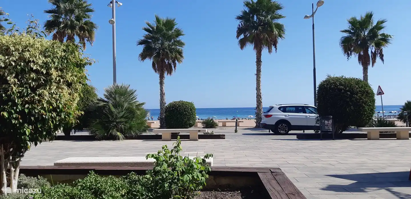 Villajoyosa with a beautiful sandy beach and a boulevard with many restaurants and shops!