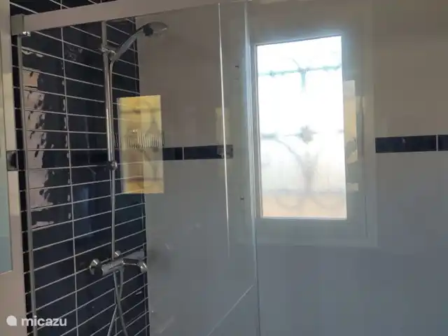Casa Colina en España, Costa Blanca, La Nucía - casa vacacional Cuarto de baño nuevo con amplia ducha a ras de suelo, lavabo, radiador toallero e inodoro suspendido