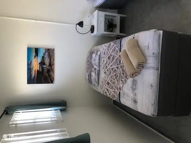 slaapkamer met 2 eenpersoonsbedden