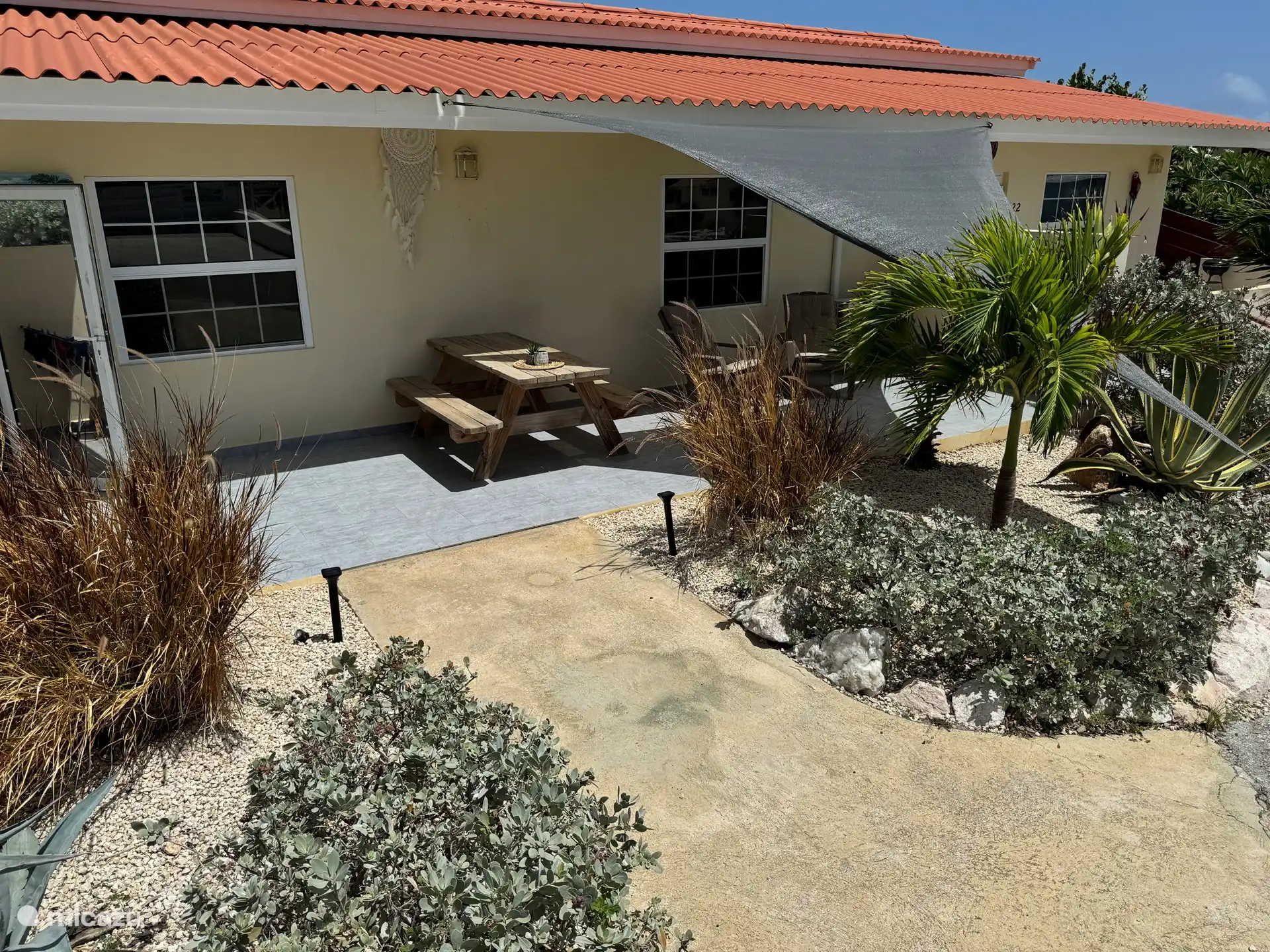 vooraanzicht met schaduwdoek