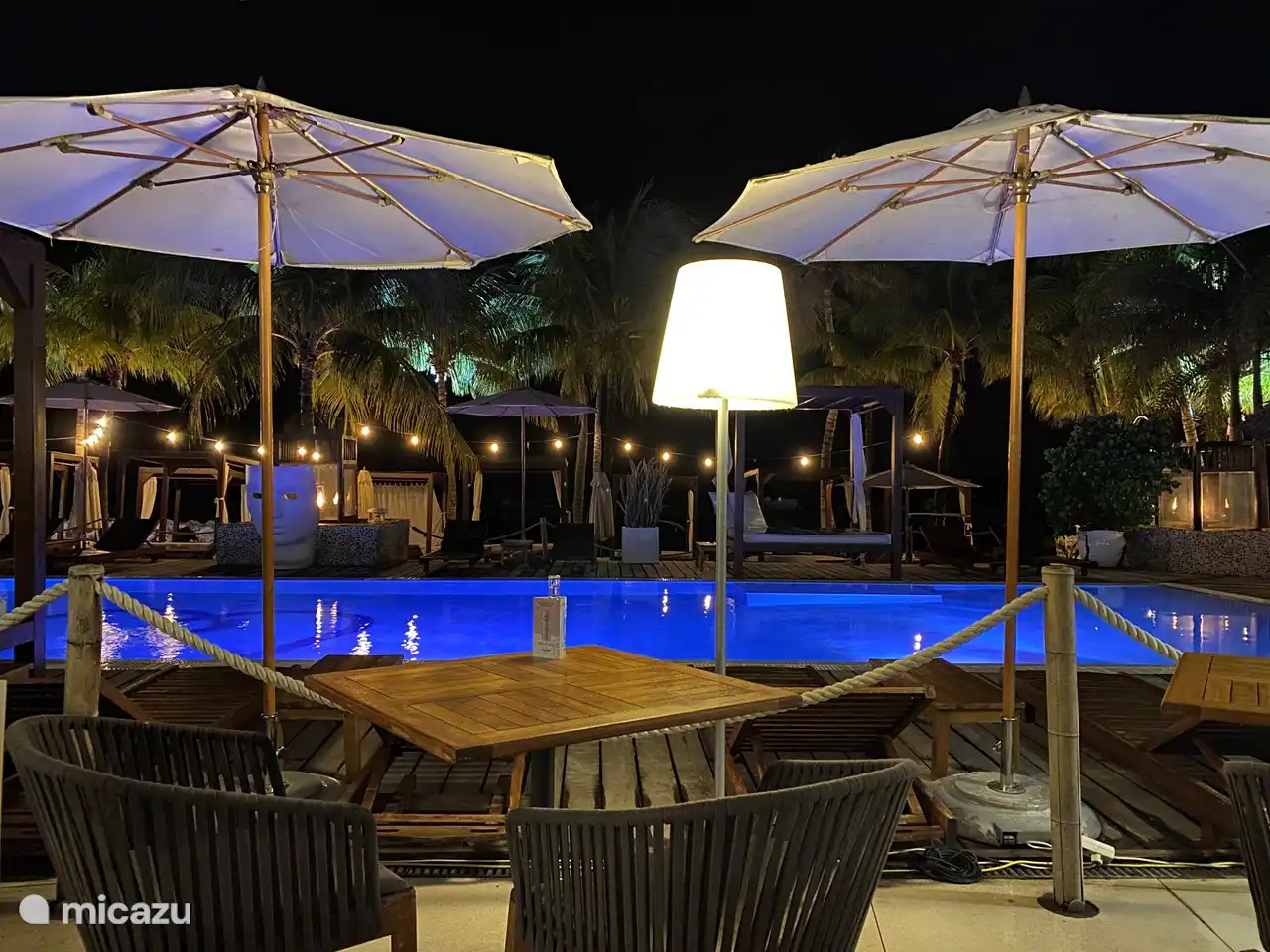 Mambo beach in de avonduren