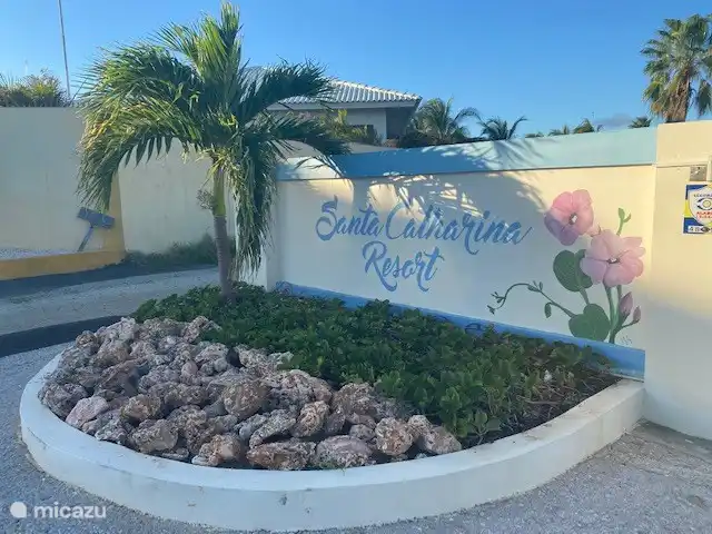 de prachtige entree van het afgesloten resort