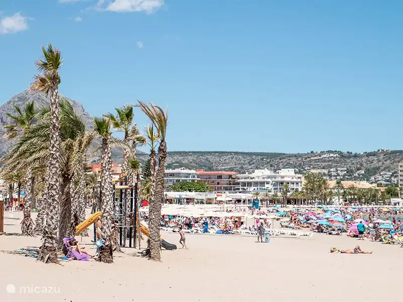 Der schöne Sandstrand El Arenal mit Möglichkeiten für Wassersport