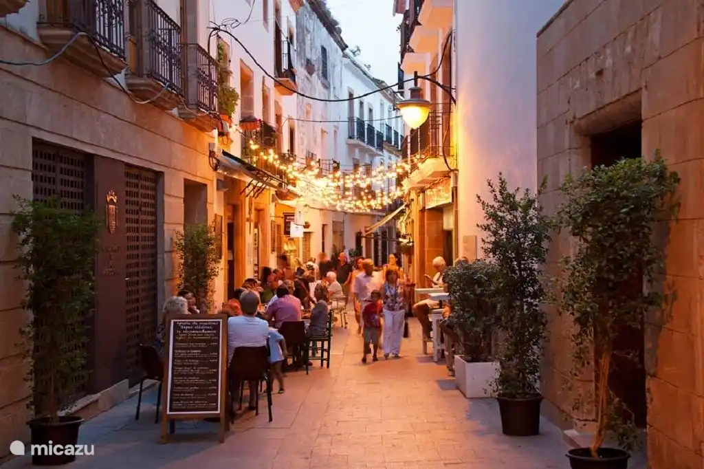 Das alte Dorf mit vielen Restaurants und Geschäften