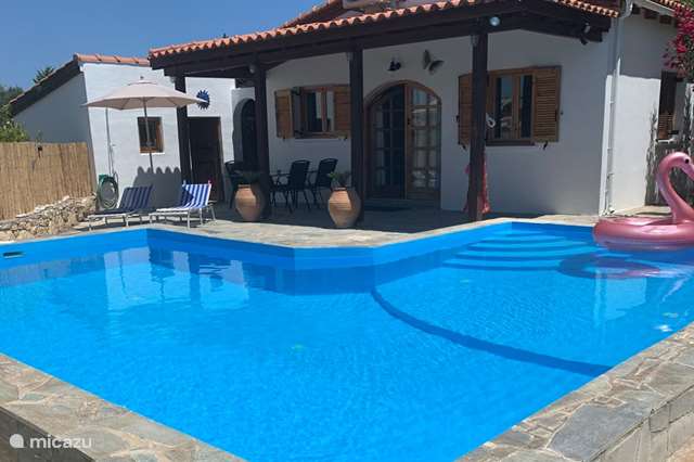 Holiday home Greece – holiday house Villa Petaloúda