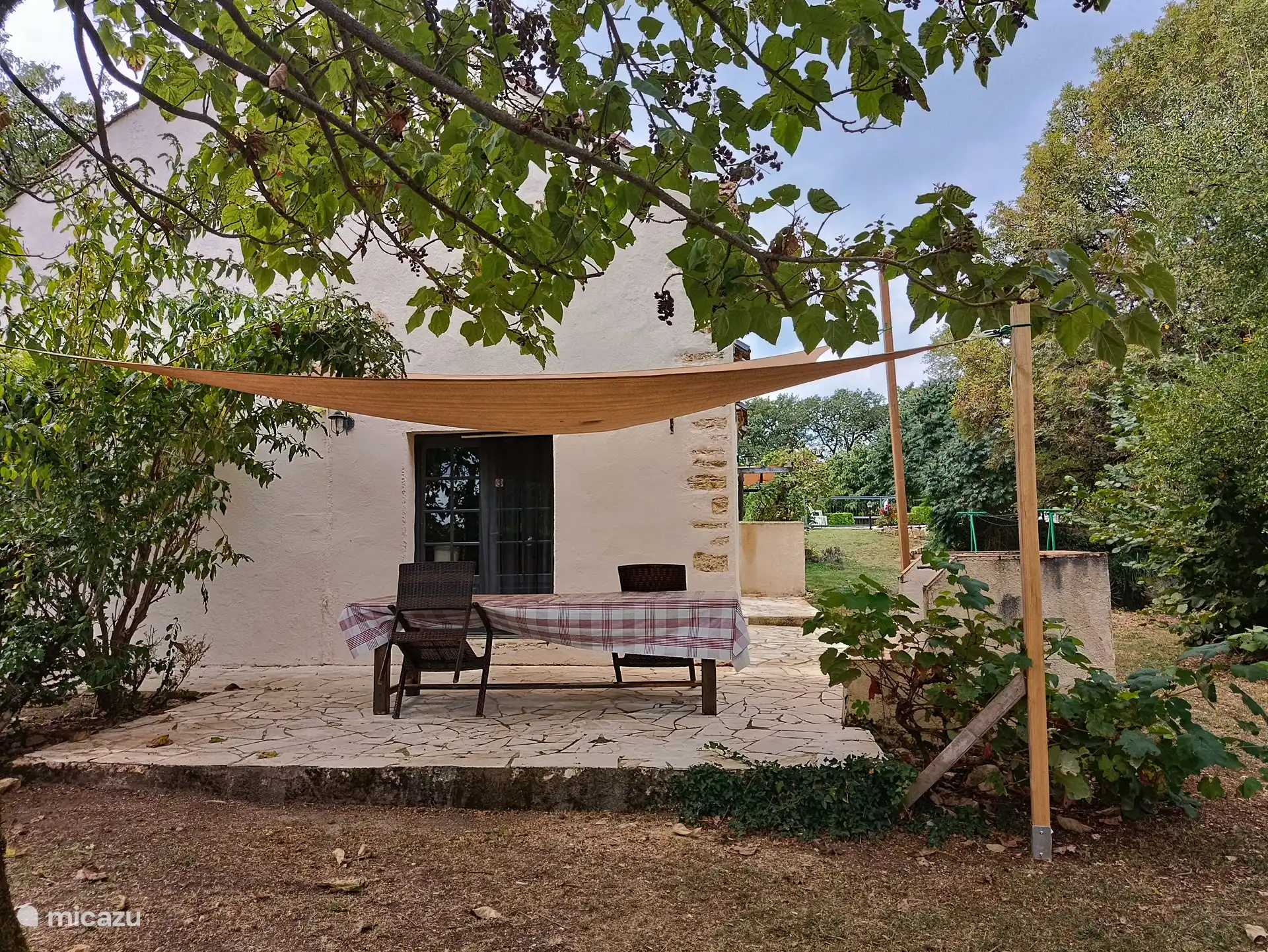 terras met schaduwgevend doek