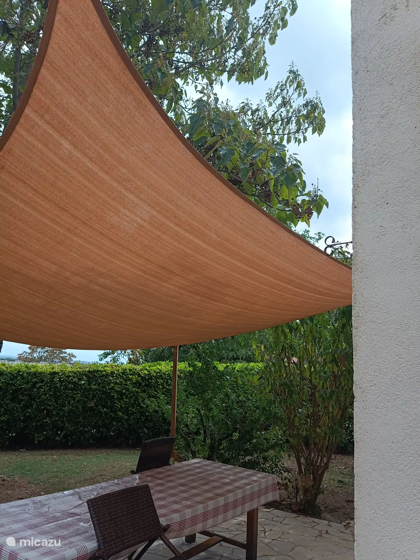 terras met schaduwgevend doek