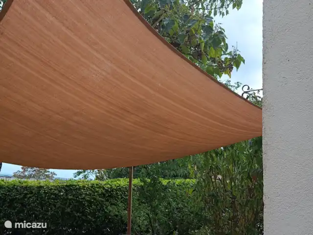 Le Calottier en Francia, Lot, Montgesty - casa rural / cabaña Terraza con tela de sombra