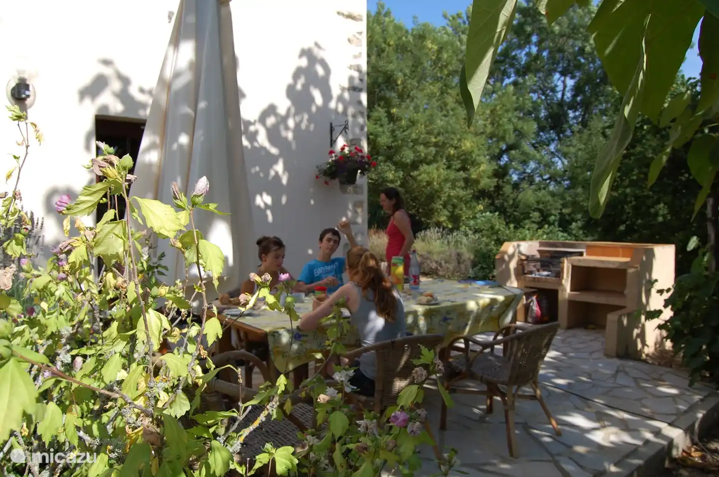 Terras van le Calottier in de middag