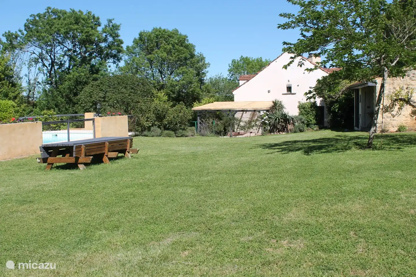 gazon/speelweide met picknicktafel