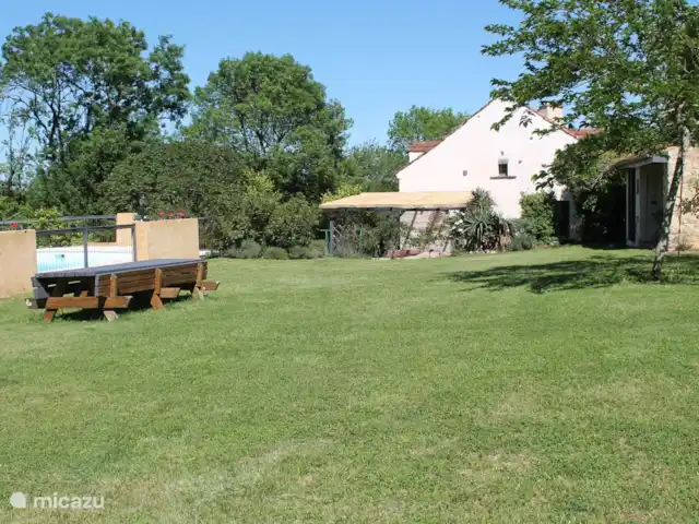 Le Calottier en Francia, Lot, Montgesty - casa rural / cabaña césped/parque infantil con mesa de picnic