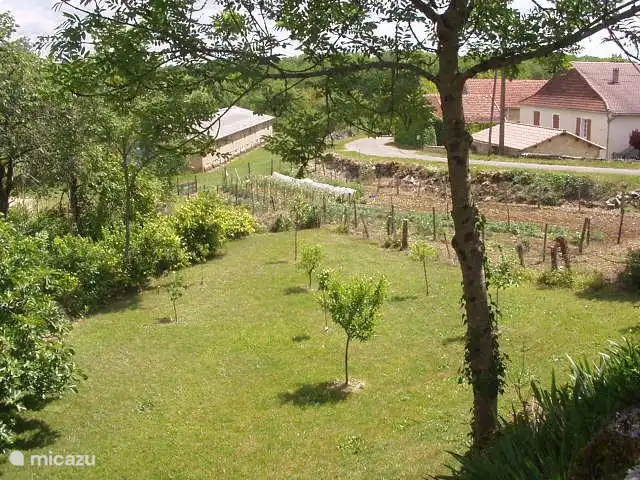 Le Calottier en Francia, Lot, Montgesty - casa rural / cabaña huerta en construcción, vista desde su jardín privado