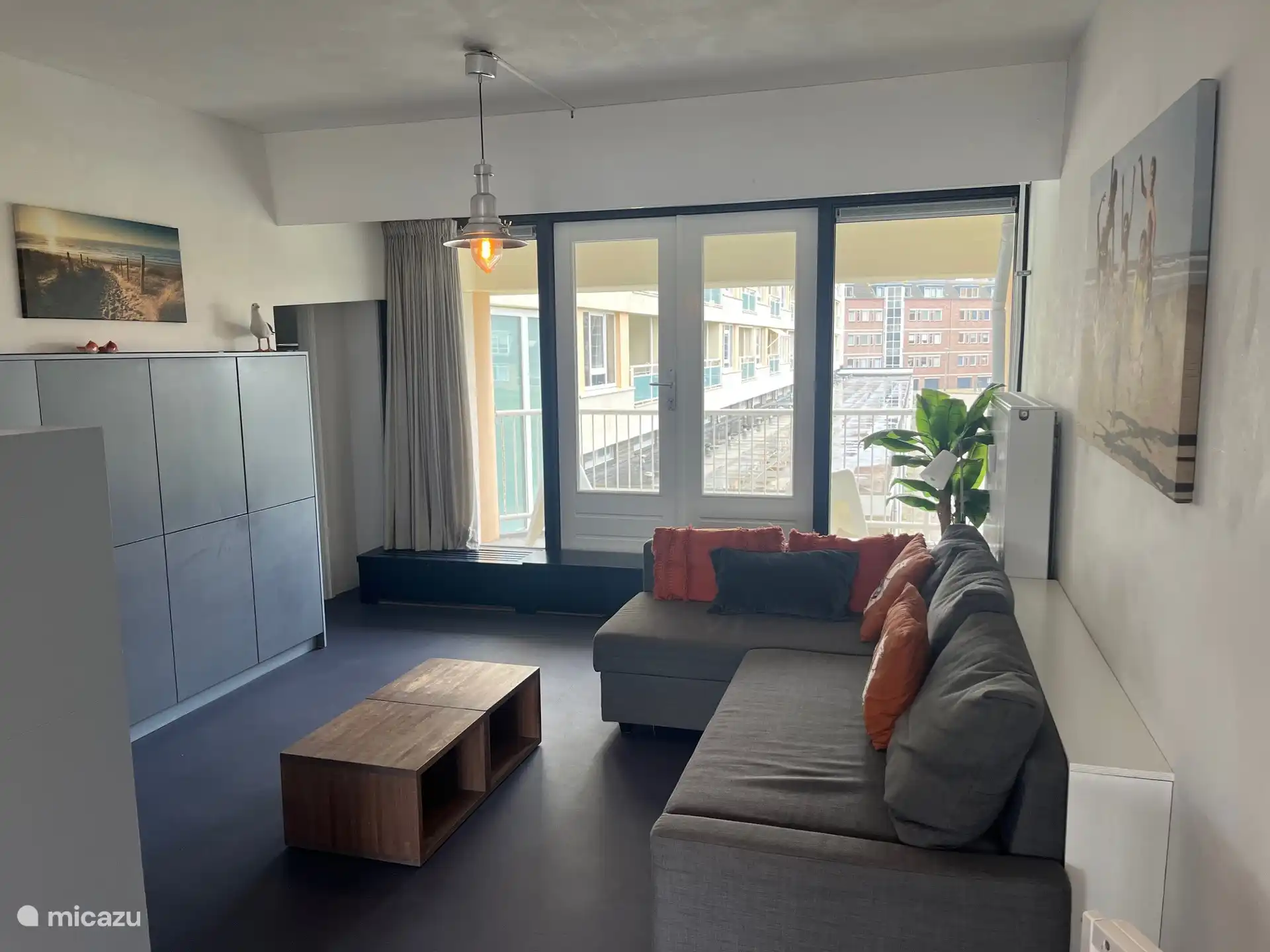 TV-hoek met aansluitend balkon.
De bank kan gebruikt worden als slaapbank.