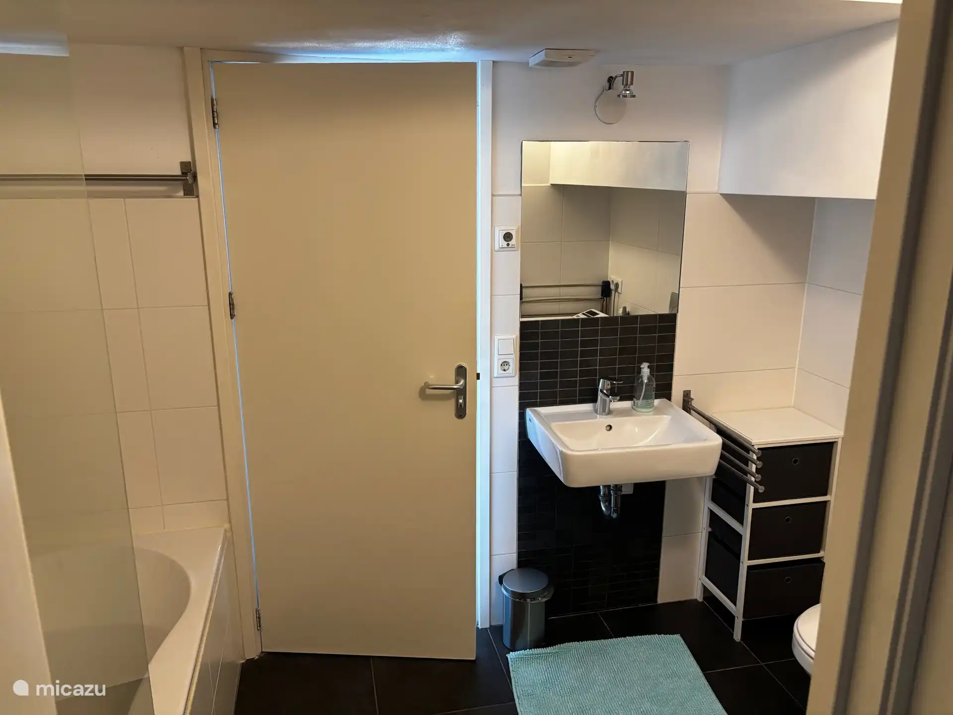 Aansluitend aan de 2-pers kamer en de 3-pers kamer op de eerste verdieping bevindt zich de badkamer met wastafel, bad, douche, toilet en wasmachine