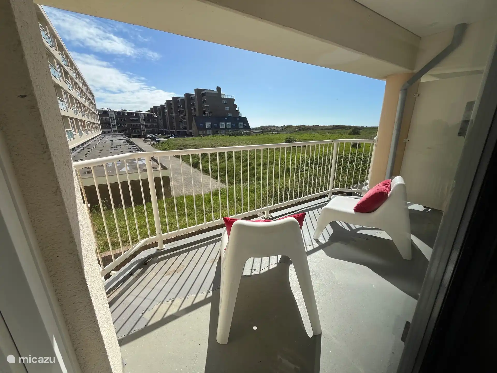 Beschut balkon met zeezicht