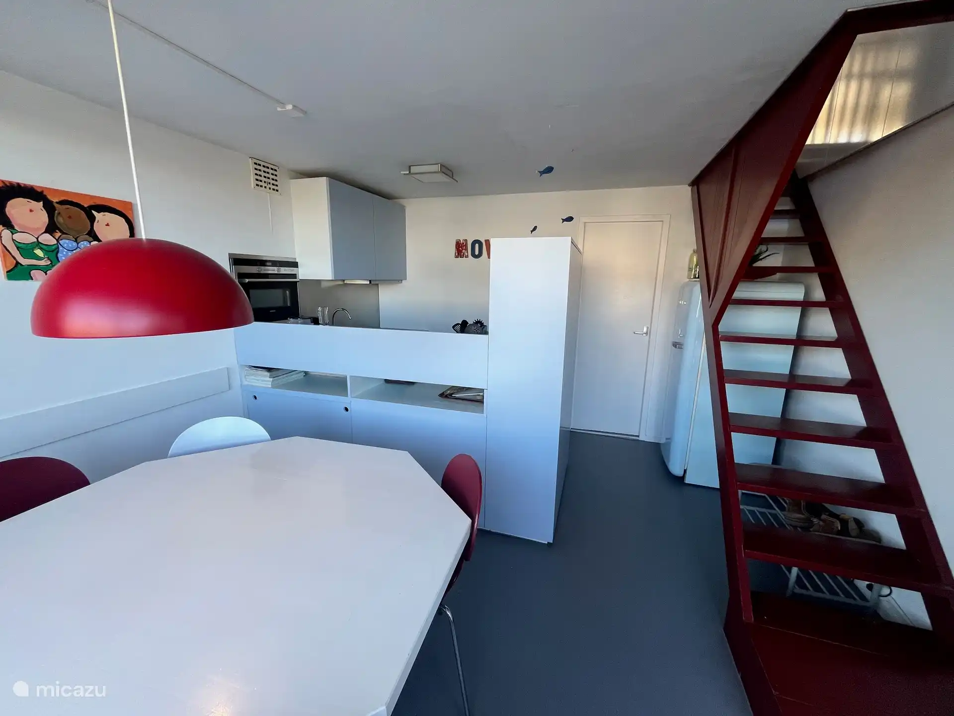 Woonkeuken met eettafel. In de keuken is alles aanwezig voor 10 personen.