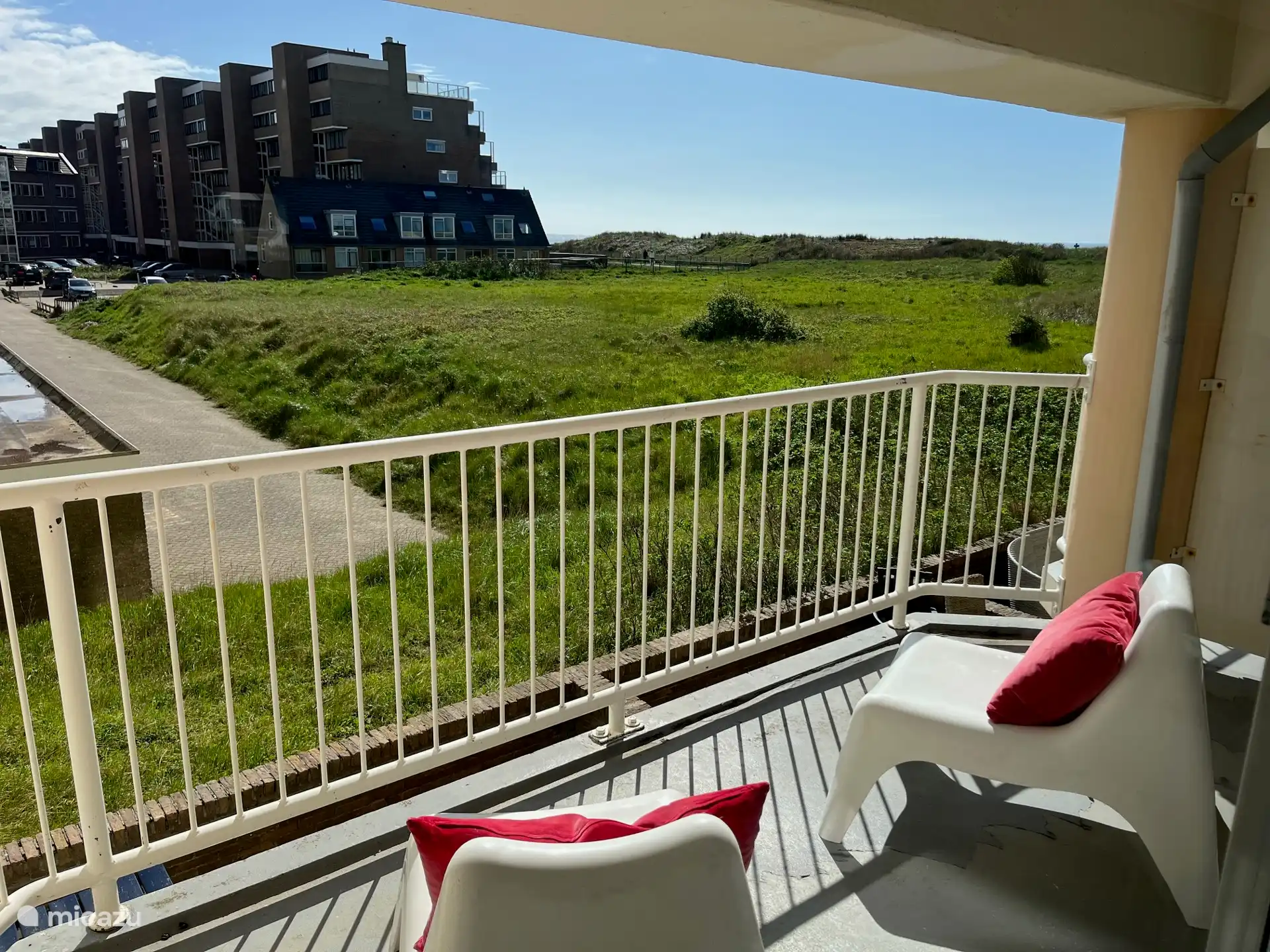 heerlijk zonnig balkon met zeezicht