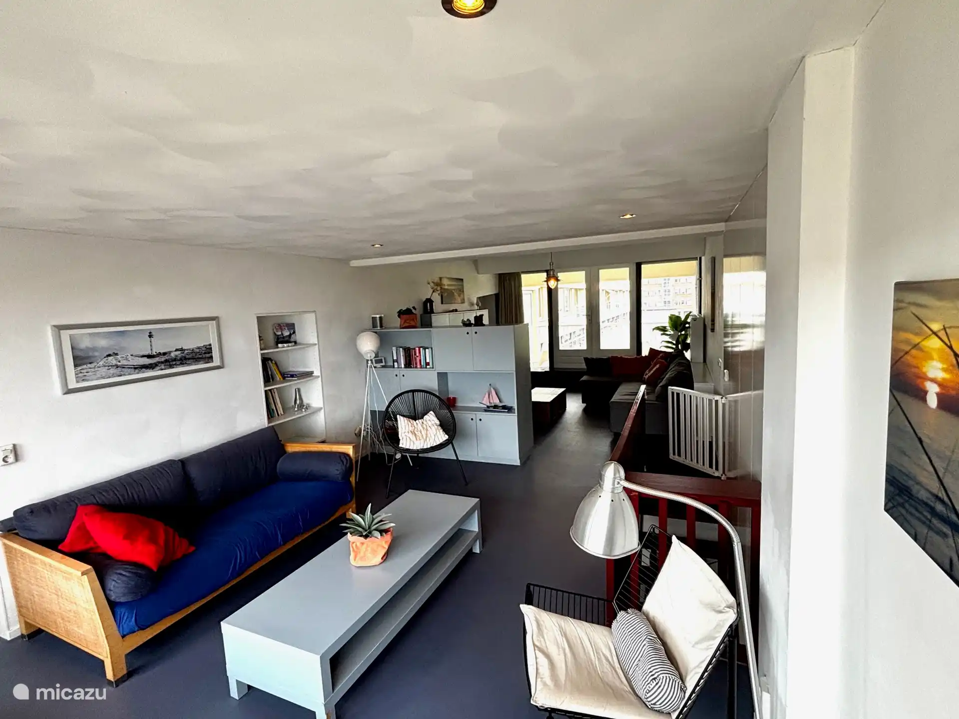 Ruime woonkamer met zeezicht en aparte TV-hoek. Tevens slaapbank.