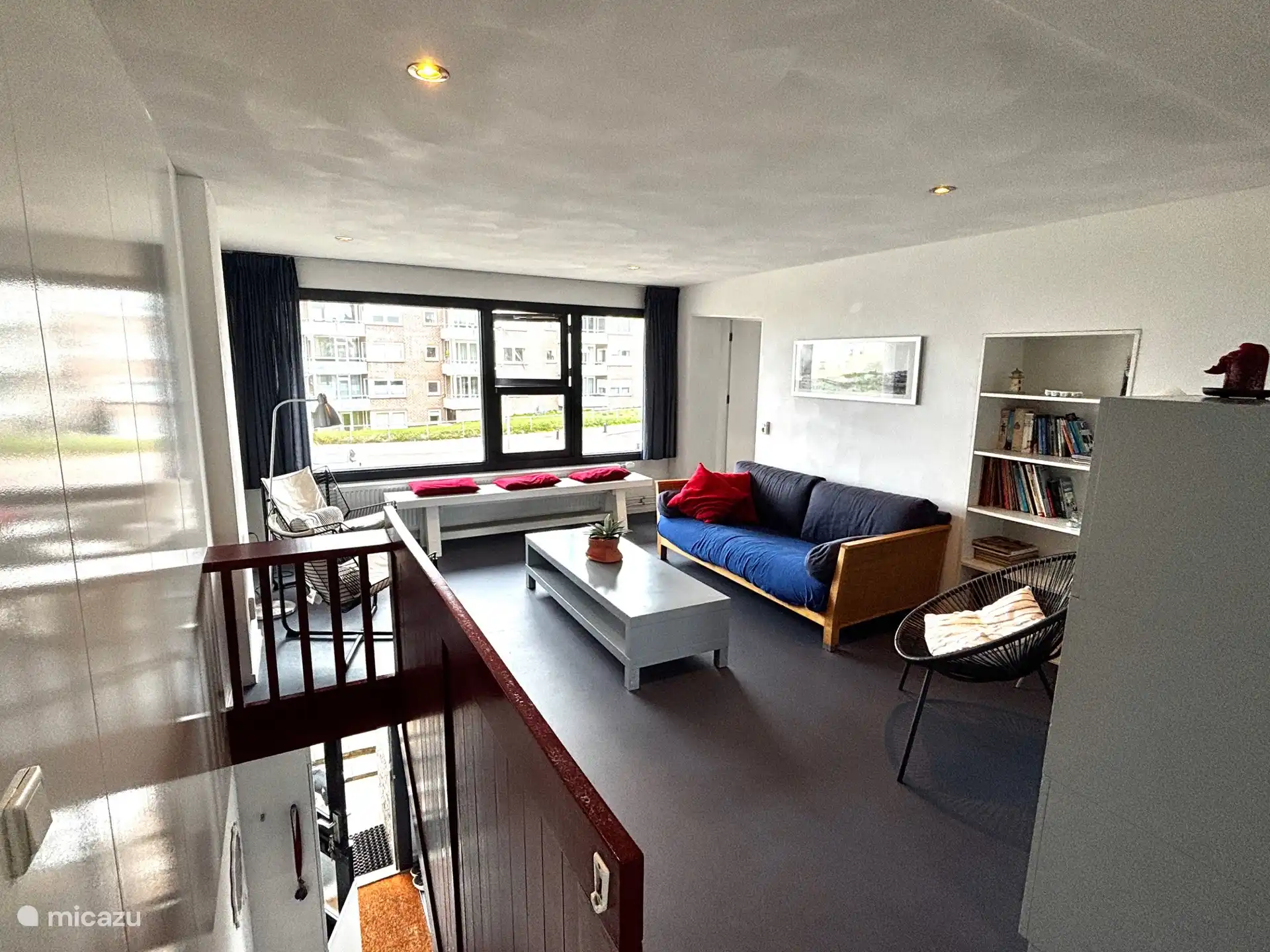 De gezellige woonkamer is op de eerste verdieping per trap te bereiken. Er is een traphekje.