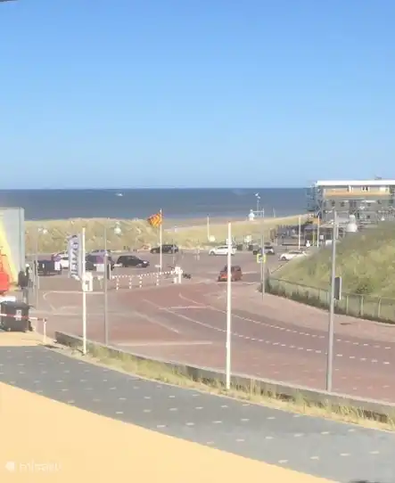 UItzicht vanuit woonkeuken, ouderslaapkamer en woonkamer