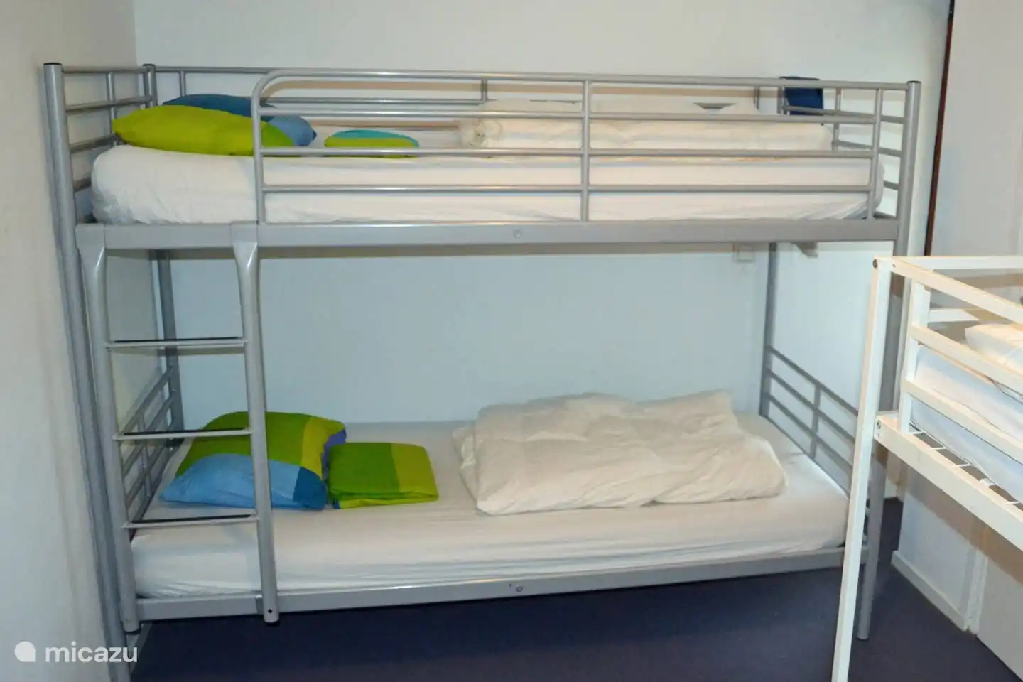 slaapkamer met 1 stapelbed en 1x 1-pers bed