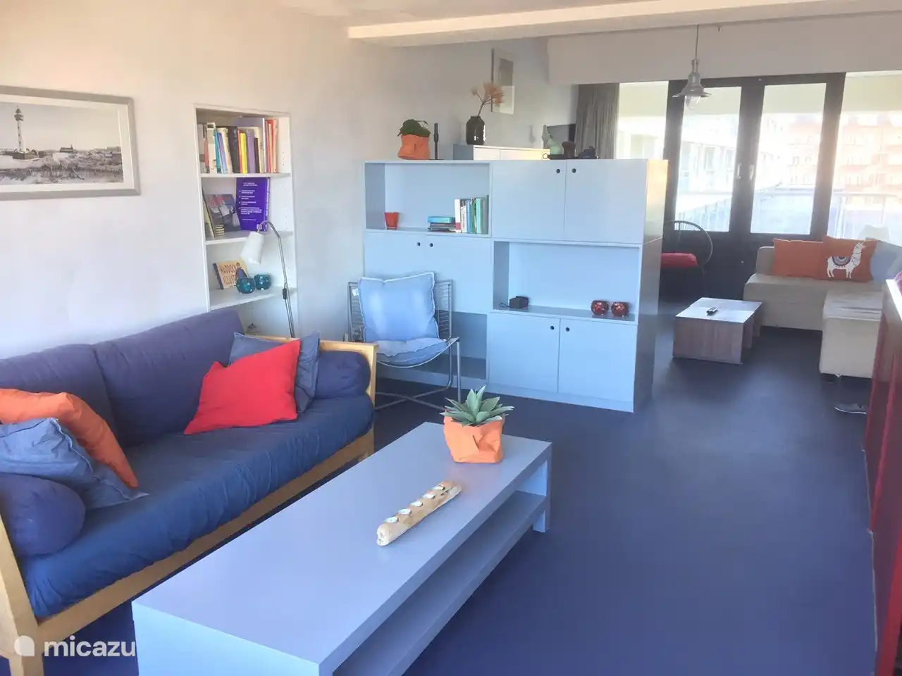 woonkamer met aparte televisiehoek en zeezicht.