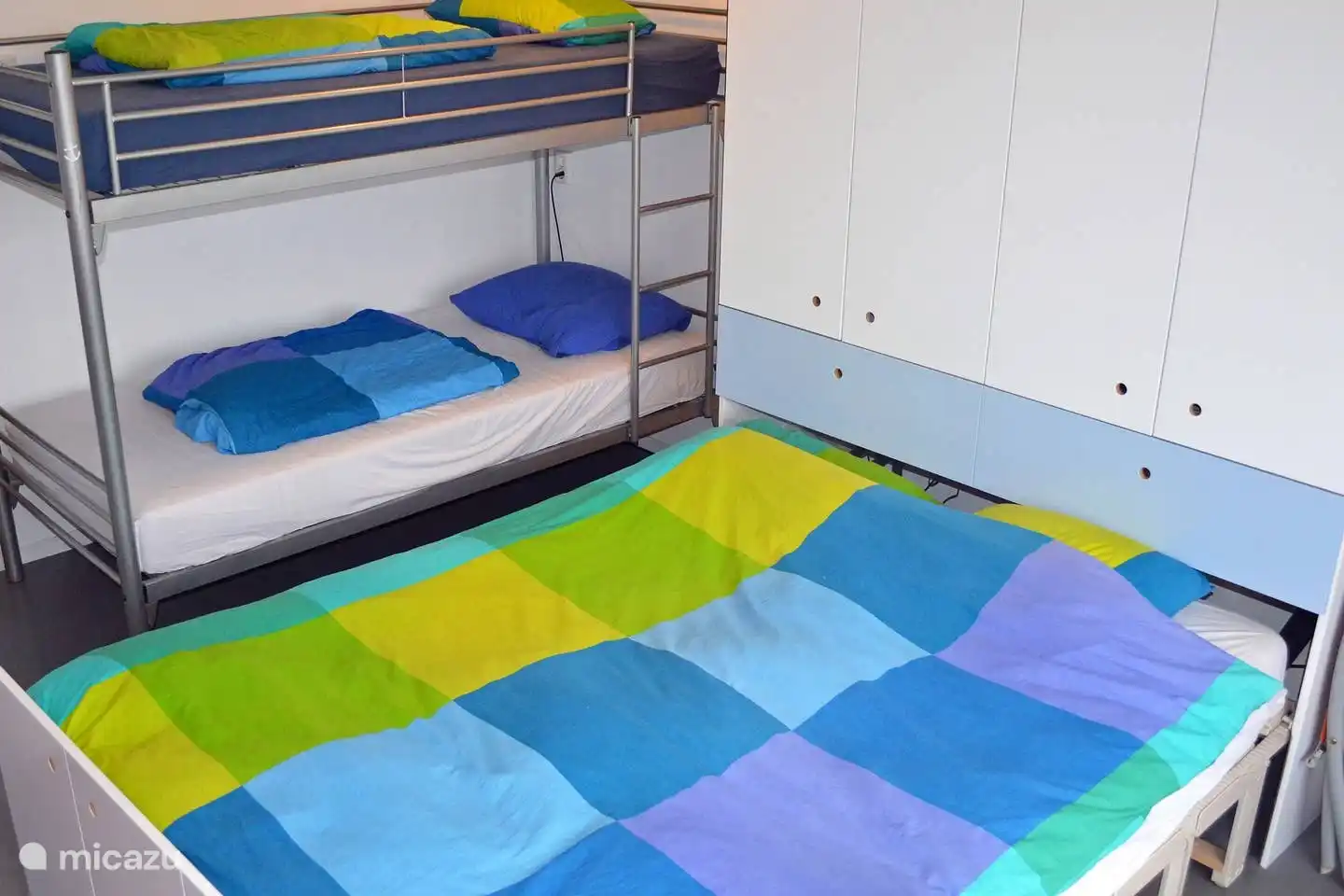 slaapkamer met  een tweepersoonsbed en een stapelbed