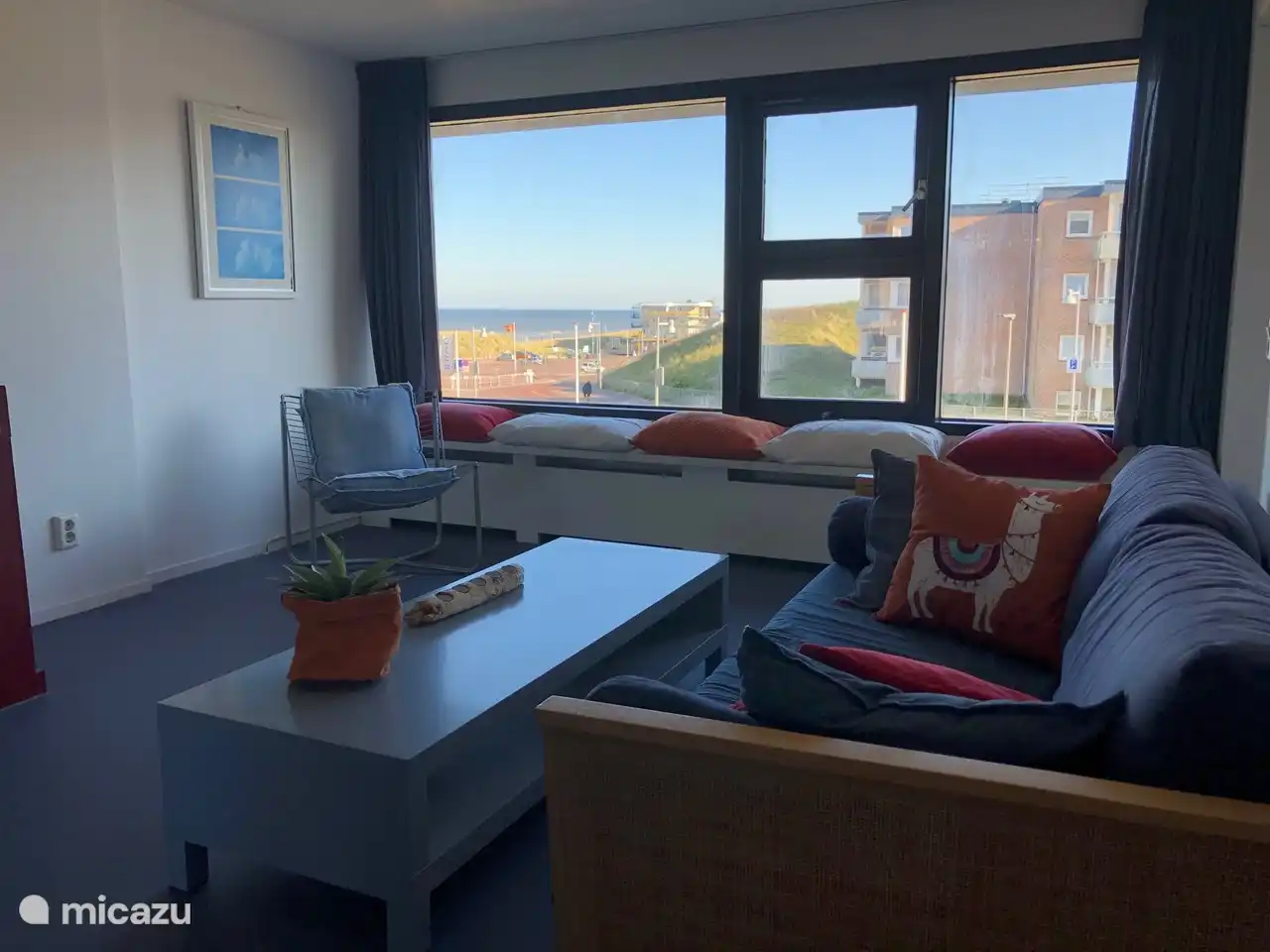 woonkamer met zeezicht