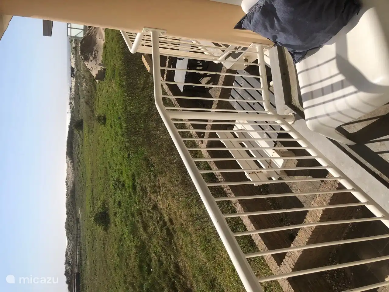 heerlijk zonnig balkon met zeezicht