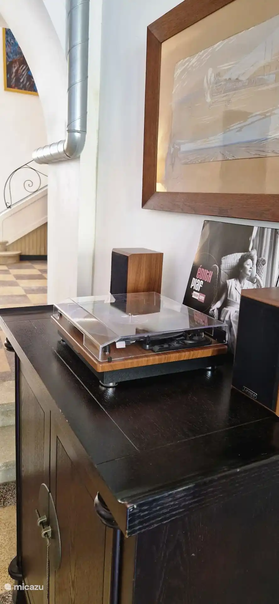 Les couloirs atmosphériques et la salle avec un tourne-disque avec des chansons françaises