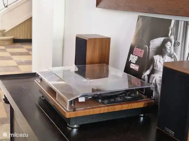 apartamento en Francia, Aude, Raissac-d'Aude – Logement Onze - Apartamento Qirinye Los pasillos atmosféricos y la sala con un tocadiscos con canciones francesas