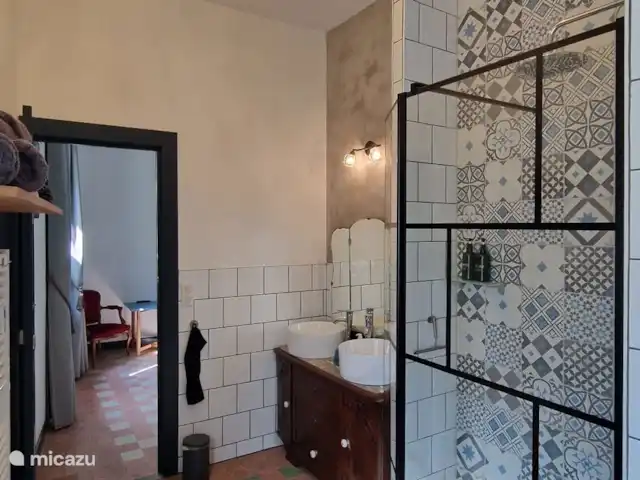 apartamento en Francia, Aude, Raissac-d'Aude – Logement Onze - Apartamento Qirinye ducha y baño