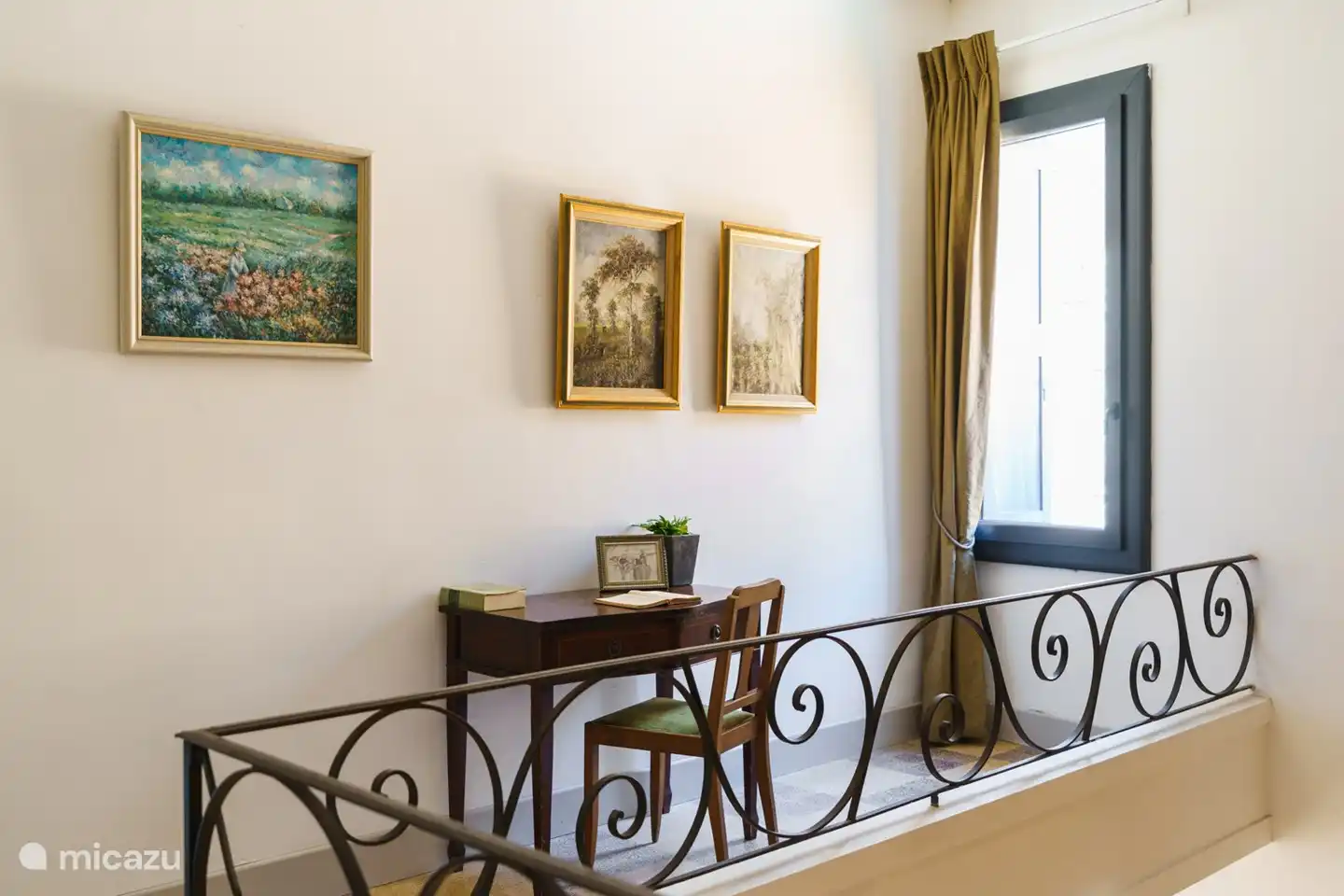 les beaux couloirs et le hall