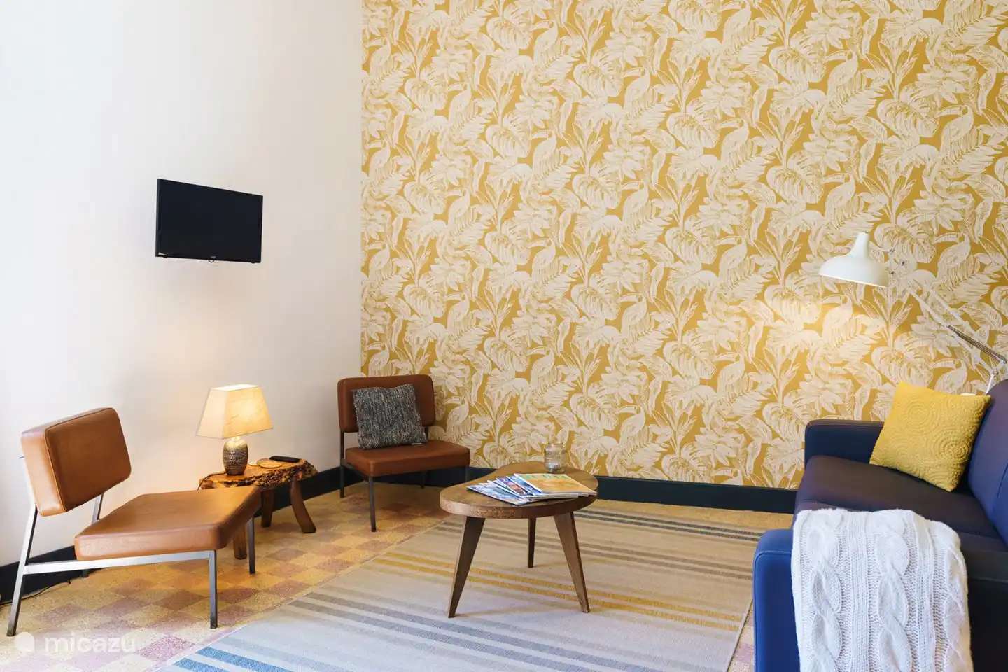 Le salon spacieux et lumineux de l'appartement