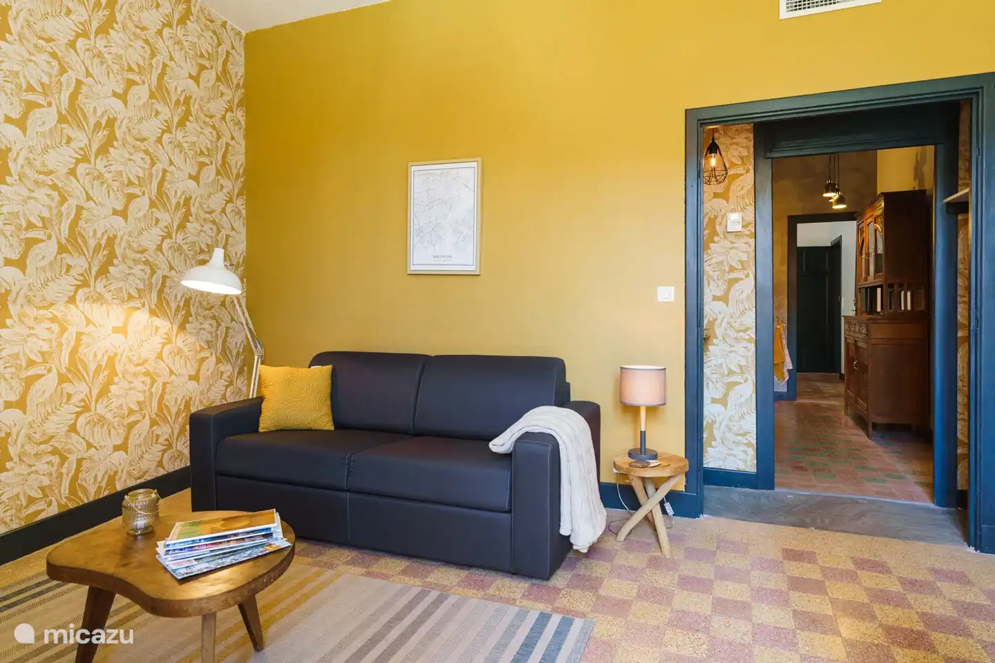 Le salon spacieux et lumineux de l'appartement