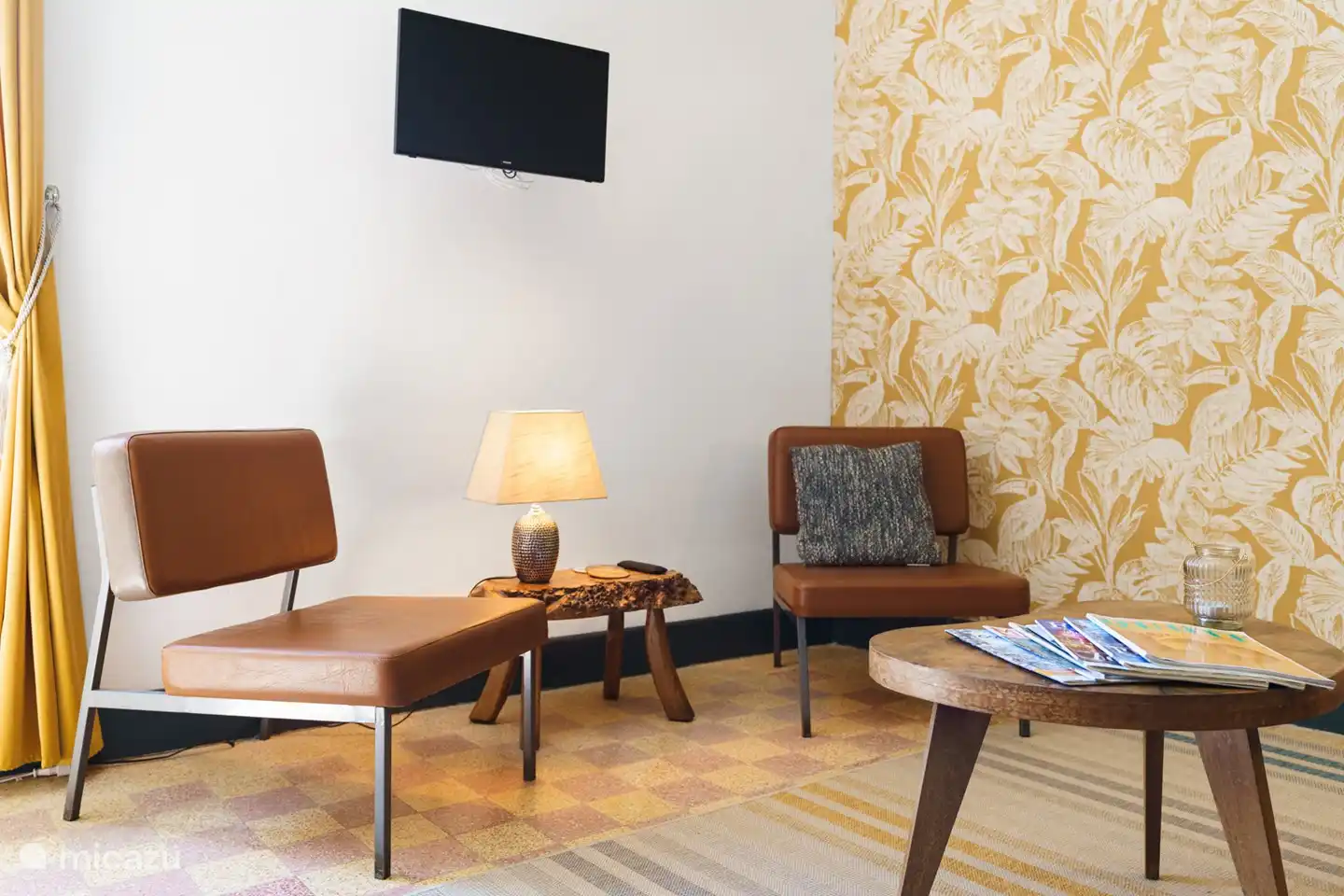 Le salon spacieux et lumineux de l'appartement