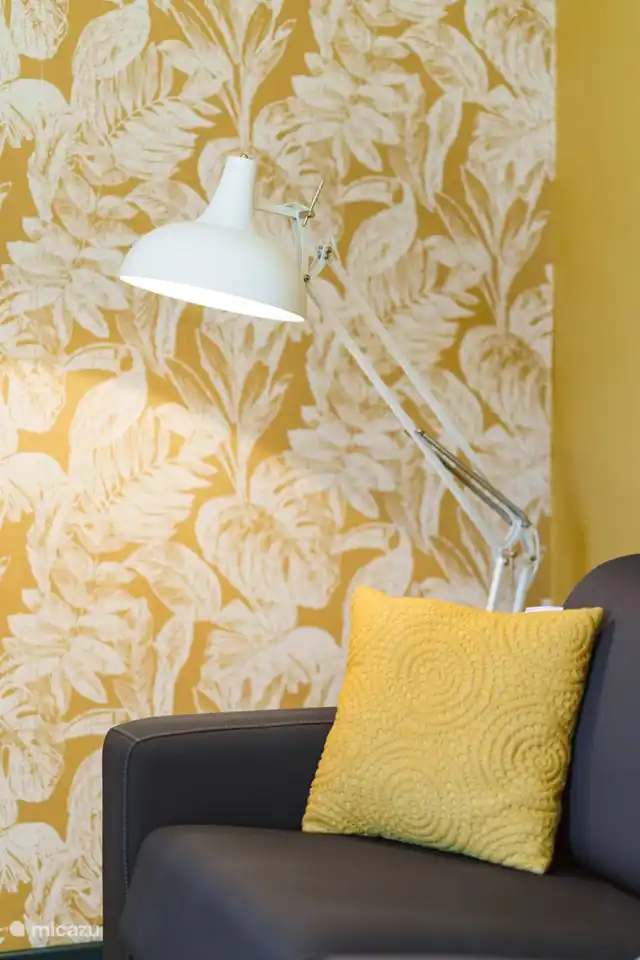 Le salon spacieux et lumineux de l'appartement