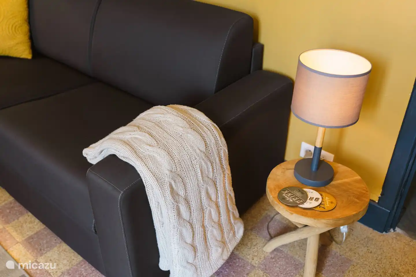 Le salon spacieux et lumineux de l'appartement