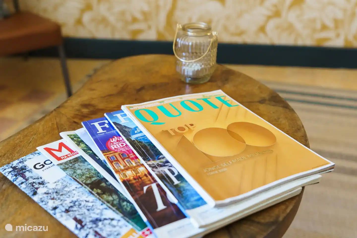 Le salon spacieux et lumineux de l'appartement