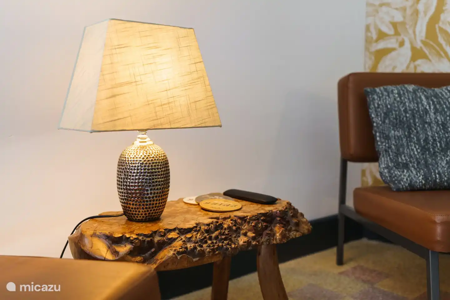 Le salon spacieux et lumineux de l'appartement