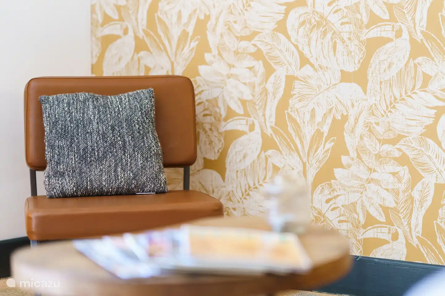 Le salon spacieux et lumineux de l'appartement