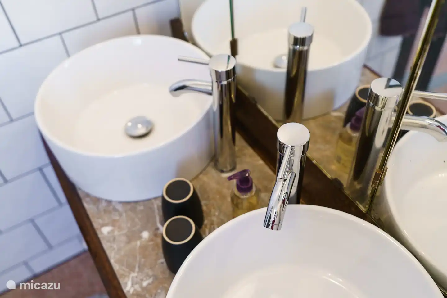 la salle de bain moderne avec douche pluie