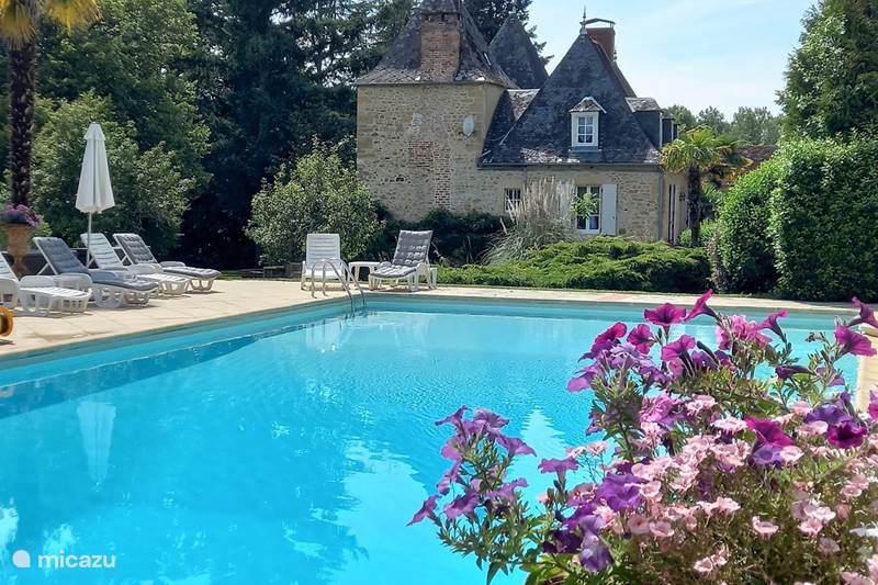 Vacation rental France, Dordogne, Gourdon Manor / Castle Design Castle aux six Colombes