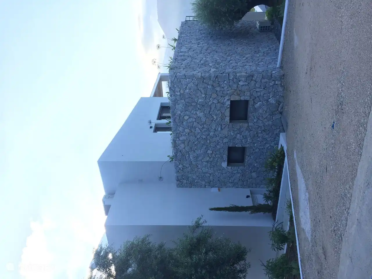 Seitenvilla mit Parkplatz