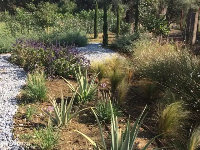 Villa Míticas en Grecia, Gracia Central, Pogonia - villa Jardín con plantas aromáticas en todas las estaciones.